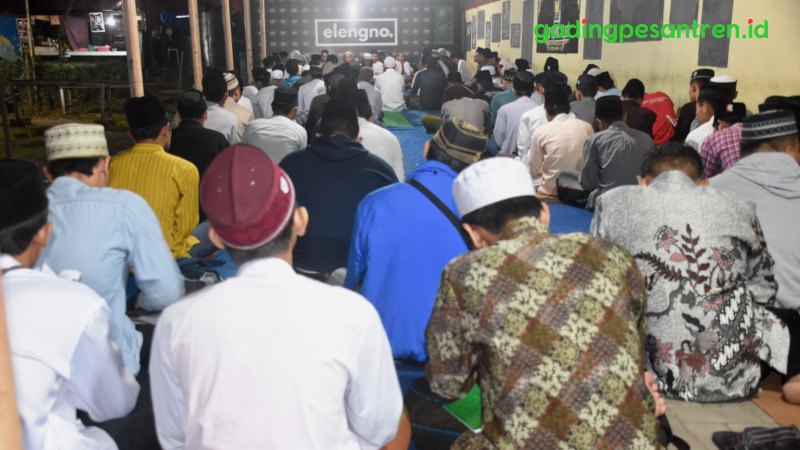 Para Santri dan Alumni Pondok Gading serta Jamaah Majelis Elengno Sedang Khusyu' Mengikuti Khataman Kitab Sulam Taufiq (dok. PPMH)
