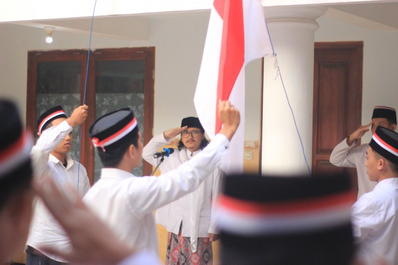 Upacara HUT RI ke-80 di Pesantren Miftahul Huda: Meneladani Semangat Ja‘far bin Abi Thalib