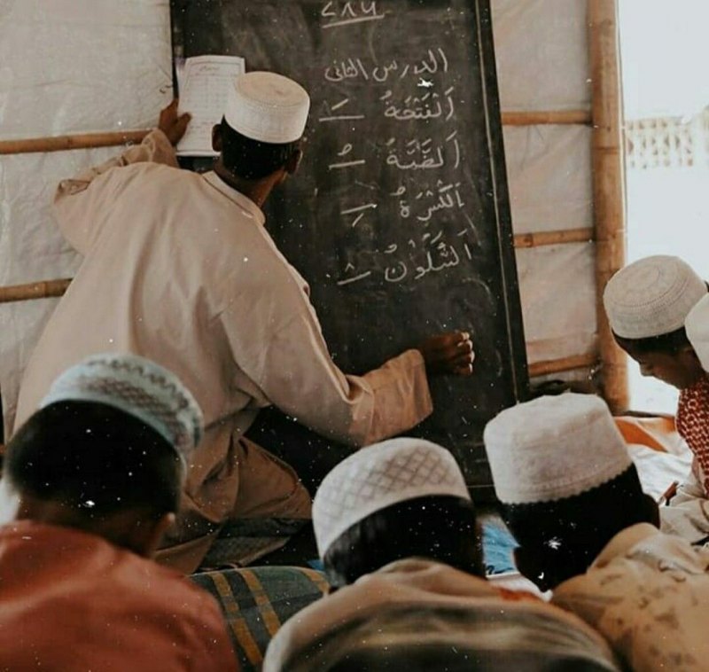 Warisan Adab dan Keberkahan: Makna Ketaatan Santri kepada Kiai
