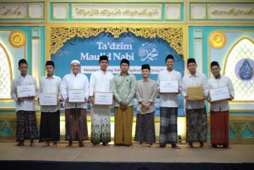 Ta’dhim Maulid Nabi Muhammad SAW: Meneladani Sang Nabi, Mengikuti Jejak Sang Kyai