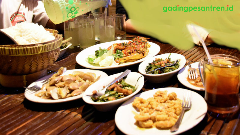 Bahaya Makan dan Minum Berdiri Bagi Kesehatan dan Iman